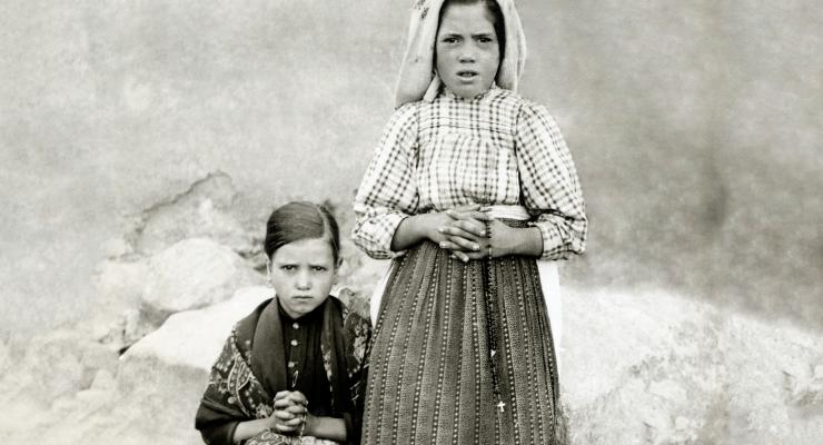 As datas de nascimento de Lúcia de Jesus (28 de março) e de Jacinta Marto (5 de março)