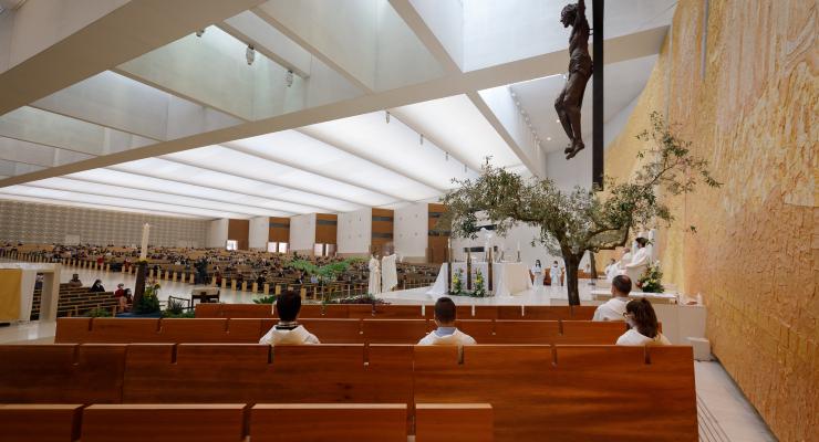 O desafio hoje é “com olhar da fé, reconhecer a presença de Cristo ressuscitado naqueles que se dedicam, de alma e coração, a ajudar as vítimas diretas e indiretas da atual pandemia e a ajudar os mais necessitados”