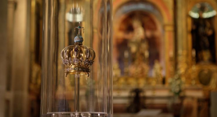 Coroa de Nossa Senhora de Fátima exposta pela primeira vez sem a imagem fora da Cova da Iria