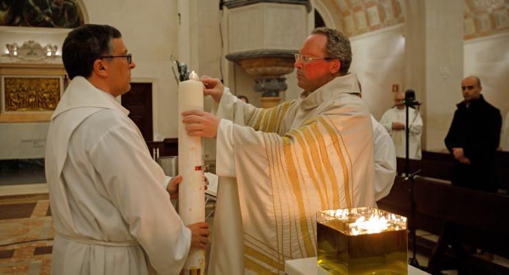 Não nos devemos deixar “paralisar pelo medo” porque “Cristo ressuscitado é luz que dissipa as trevas”