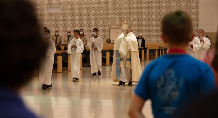 Crianças participam em momento de adoração eucarística na Basílica da Santíssima Trindade