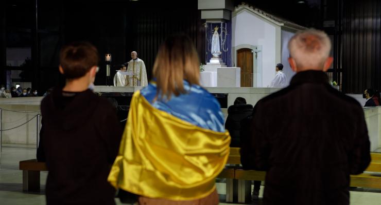 Santuário reza terço pela paz em ucraniano e disponibiliza apoio para ajuda humanitária
