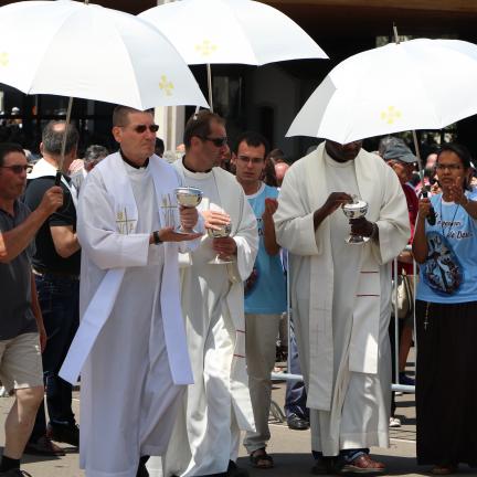 Reitor do Santuário convida peregrinos a imitar “o amor à Eucaristia” dos santos Francisco e Jacinta Marto