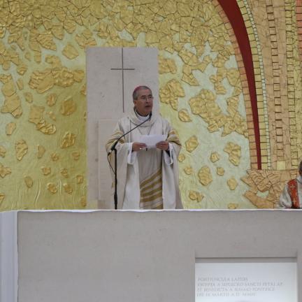 Viver no Reino de Cristo é viver como ele de “forma pobre” mas “valorizando as pessoas”