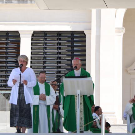 Polacos oferecem custódia com a silhueta da imagem de Nossa Senhora ao Santuário de Fátima