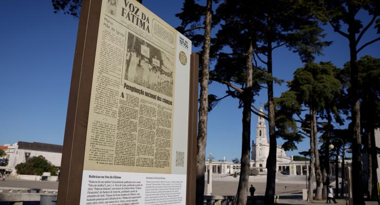 Mauerausstellung, die dem hundertjährigen Jubiläum der offiziellen Zeitung des Heiligtums von Fatima gedenkt, wurde eingeweiht