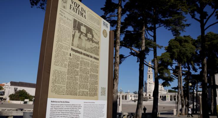 Inaugurada exposición mural que evoca 100 años del diario oficial del Santuario de Fátima