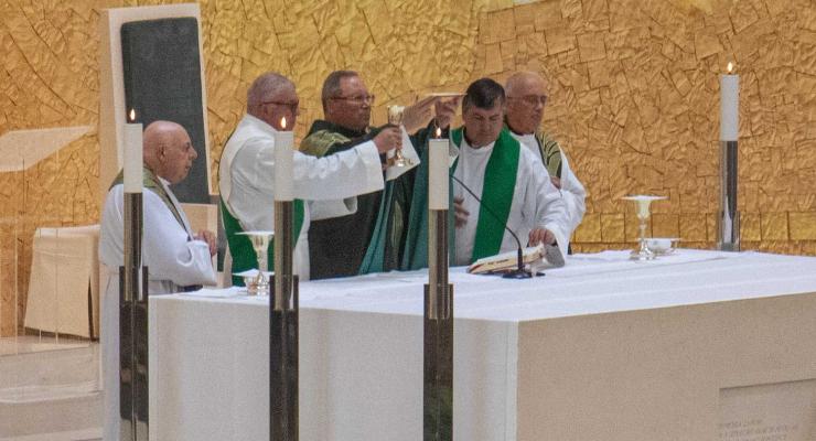 Amor, perdão e oração apresentados como caminho para a paz