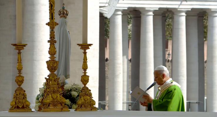 Papa consagrou o mundo a Nossa Senhora, perante a Imagem da Virgem de Fátima