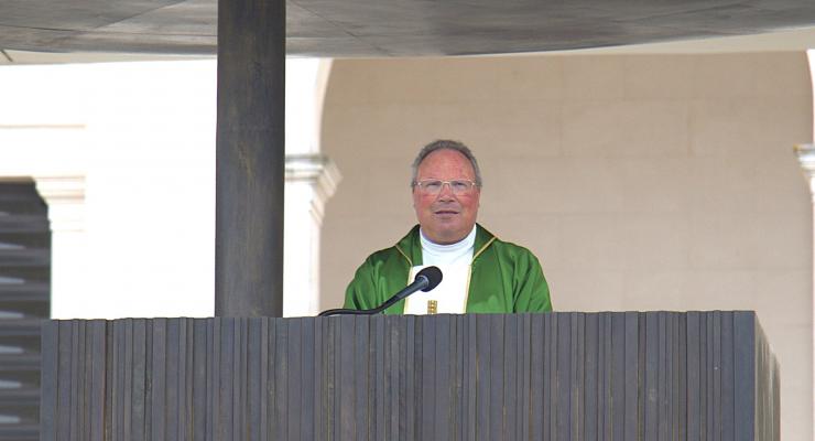 “Impõe-se o esforço de coerência entre a fé que professamos e o modo como vivemos”