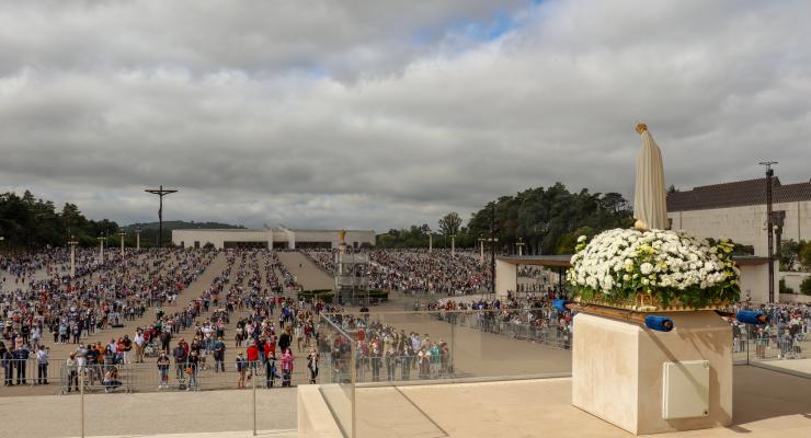 “O Cristão não pode fechar-se em si próprio, preocupado apenas em concretizar os seus sonhos e projetos pessoais, ser cristão implica fazer da nossa vida um dom generoso a Deus e aos irmãos”