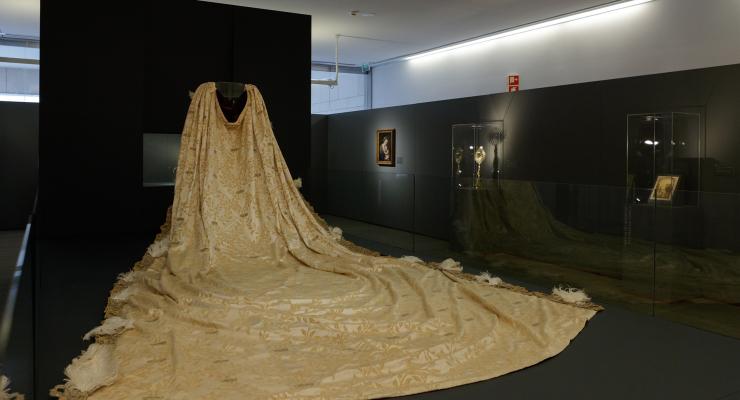 De Fátima para Vila Viçosa: manto da rainha D. Amélia viaja para brilhar em exposição